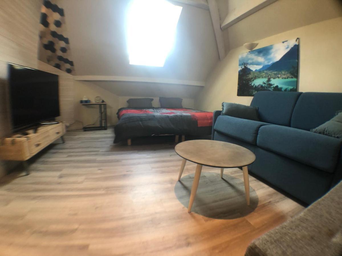 Au Bord Du Lac D'Annecy, Logement Type Loft, Dans Residence Avec Plage Et Ponton Privee Duingt Ngoại thất bức ảnh